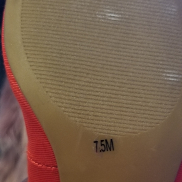 Red Fabric Low Heel Pumps - Picture 6 of 6